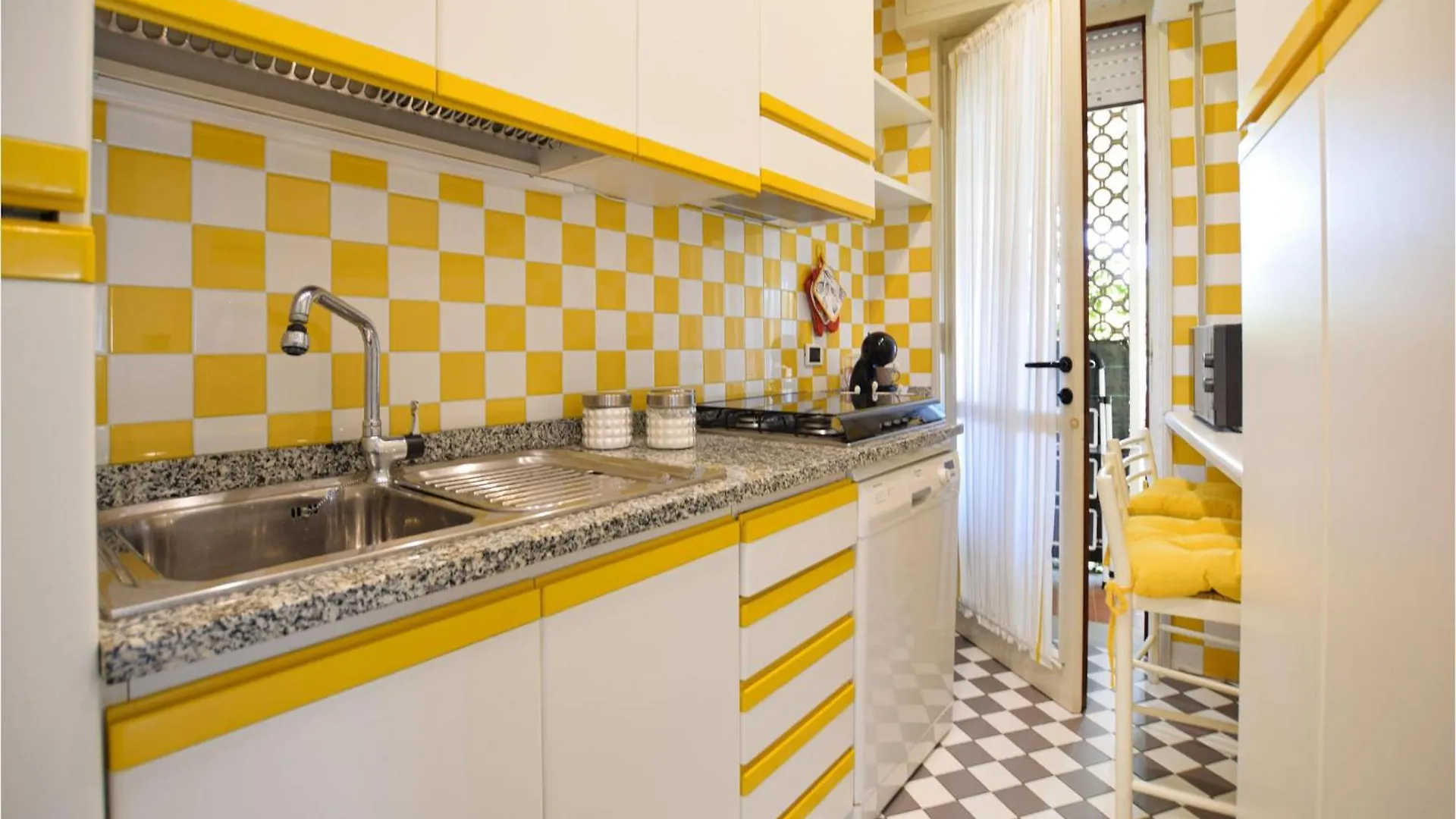 3 Bedroom Gorgeous Apartment In Lido Di Camaiore